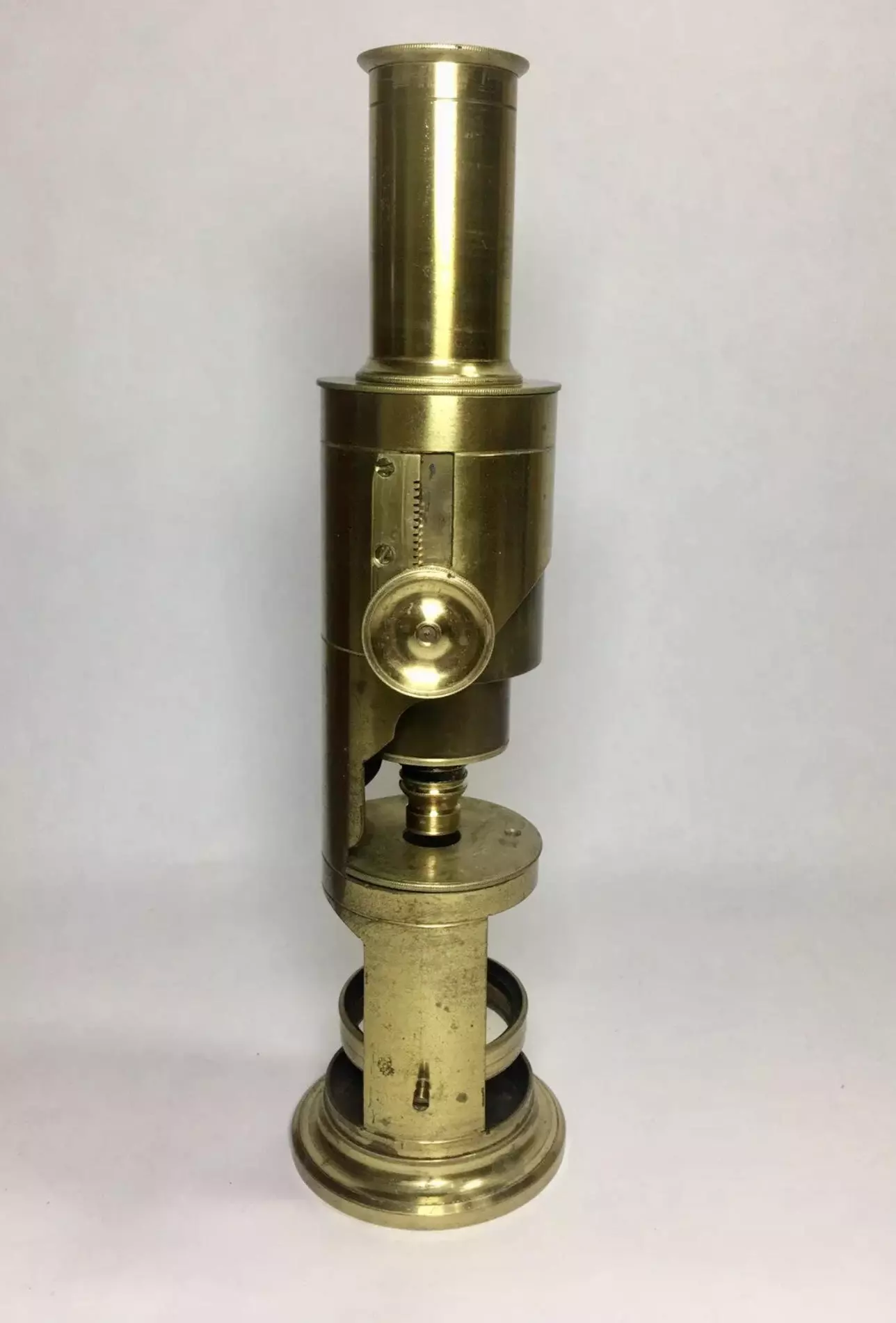 41. Gran microscopio compuesto de barril. 1800. Vista