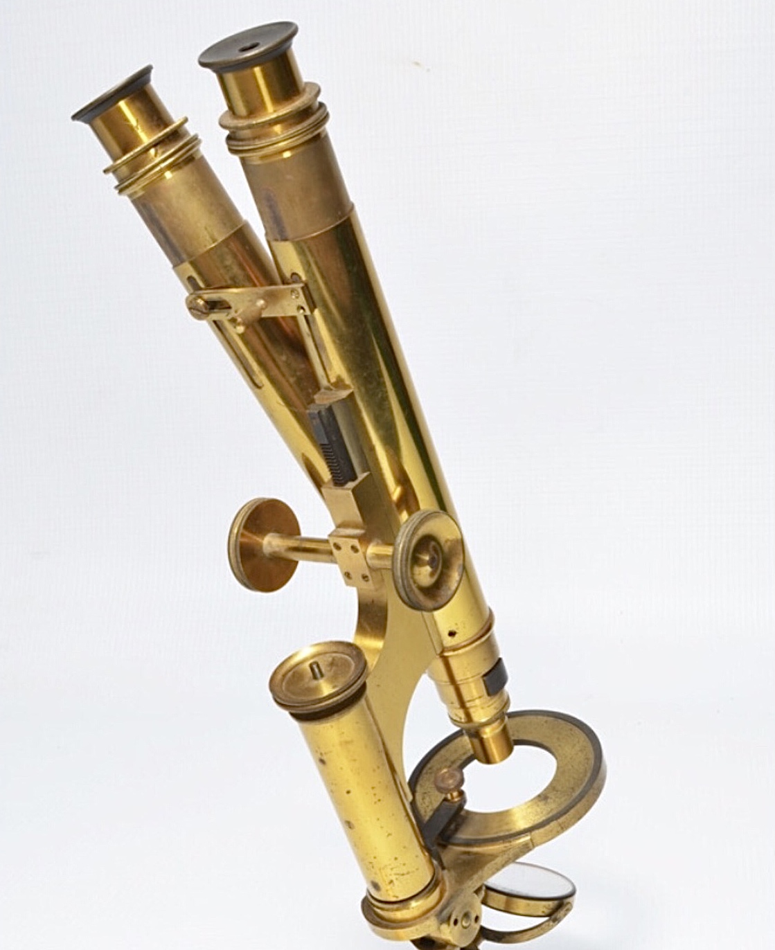 Fig. 2.Imagen del microscopio binocular B&B nº 91 de esta colección. En ella se aprecia el sistema de aproximación de los tubos ópticos para adaptarse a la distancia interpupilar del observador.