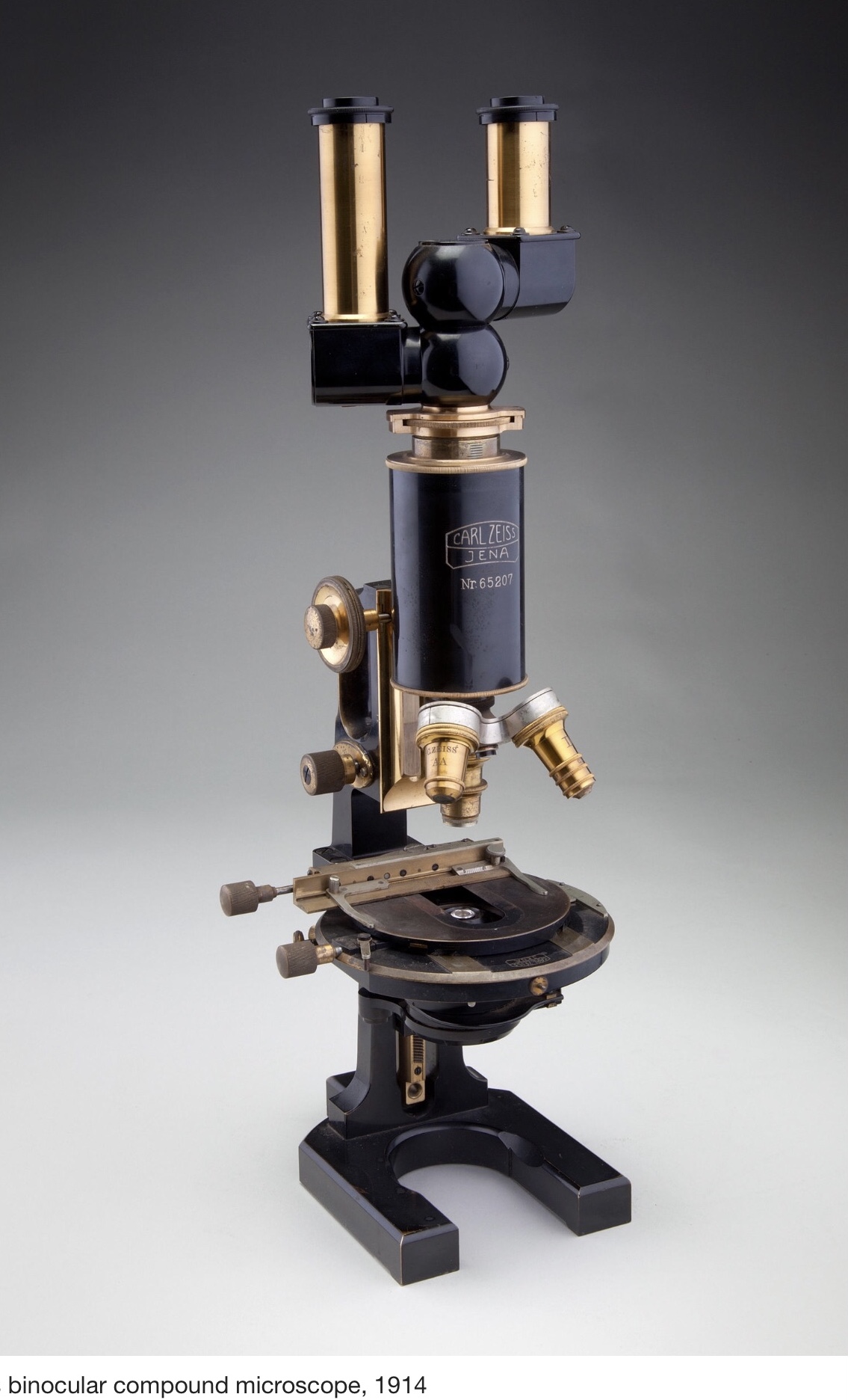 Nº4. Microscopio binocular de C.Zeiss del año 1914.Este aparato tiene el sistema moderno diseñado por este fabricante. (imagen de la casa C.Zeiss. Jena)