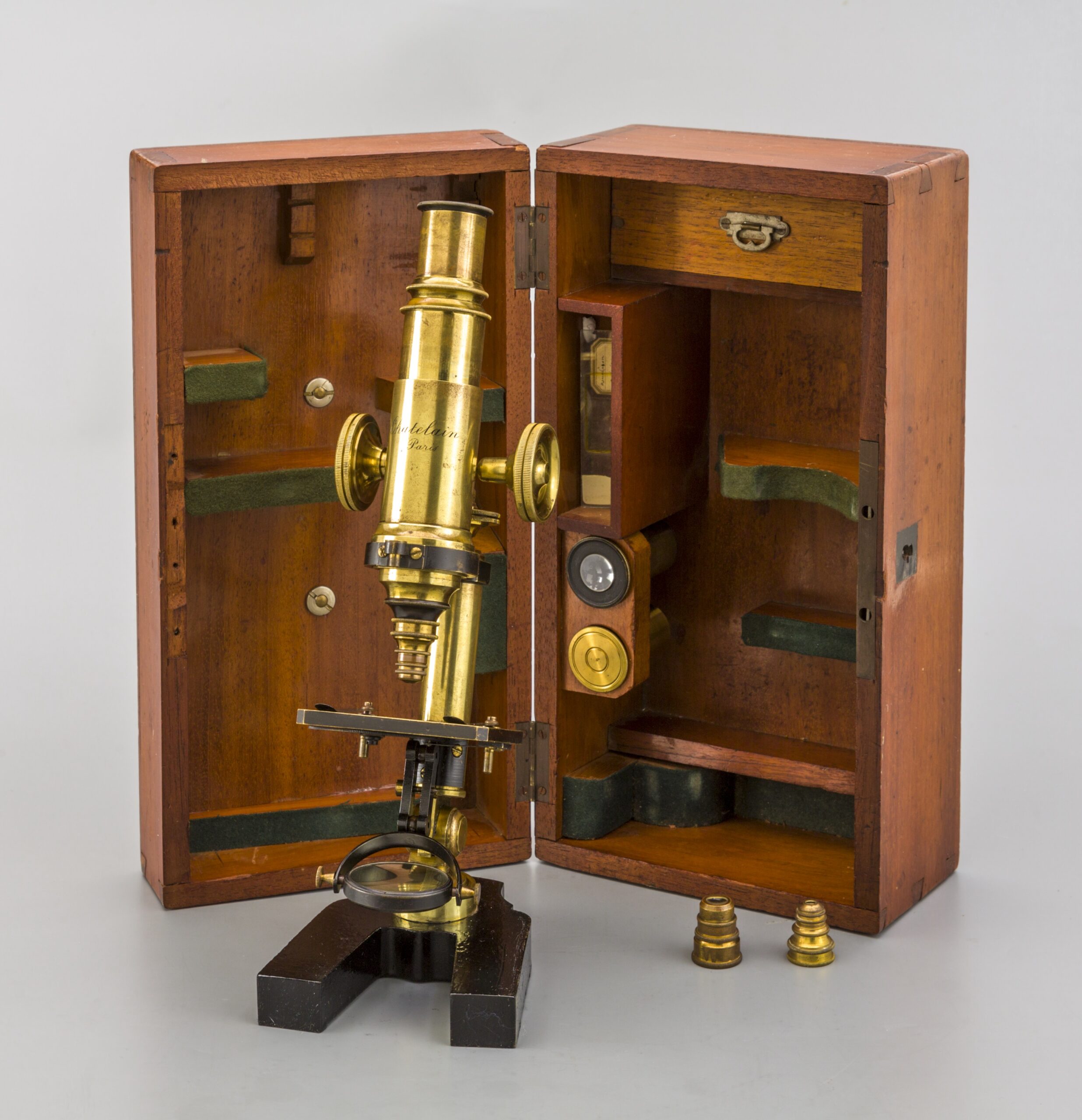 52j. Microscopio monocular. M.Chatelain. París c.1880. 2