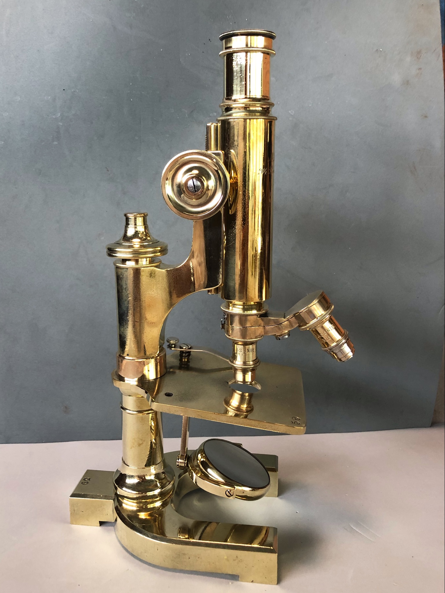 52l. Microscopio monocular Stiassnie VIII. Paris. 1900. 2