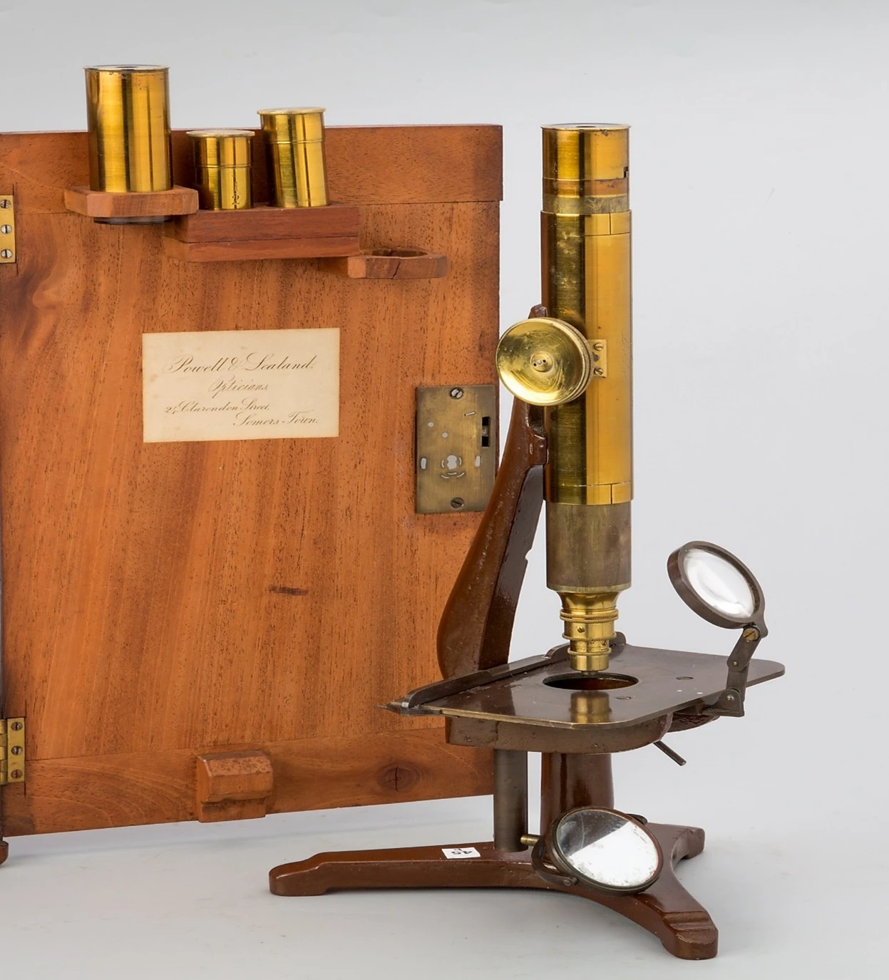 Microscopio modelo pie de hierro de Powell. Lealand.No-45b