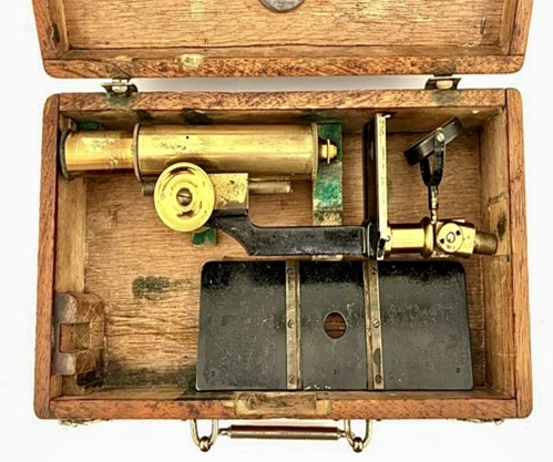 43a.bis. Triquinoscopio portátil.H. Hauptner. Berlín – Solingen . c.1870. estuche abierto