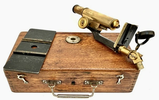 43a.bis. Triquinoscopio portátil.H. Hauptner. Berlín – Solingen . c.1870. estuche